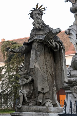 발루아의 성 펠릭스_photo by Pasztilla aka Attila Terbocs_on the Holy Trinity column in Budapest_Hungary.jpg